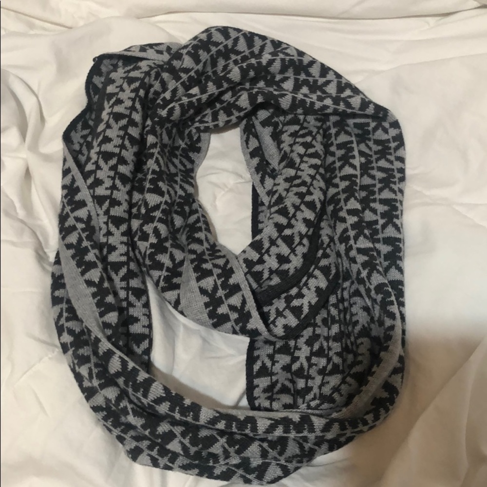 NWOT Michael Kors Logo Infinity scarf